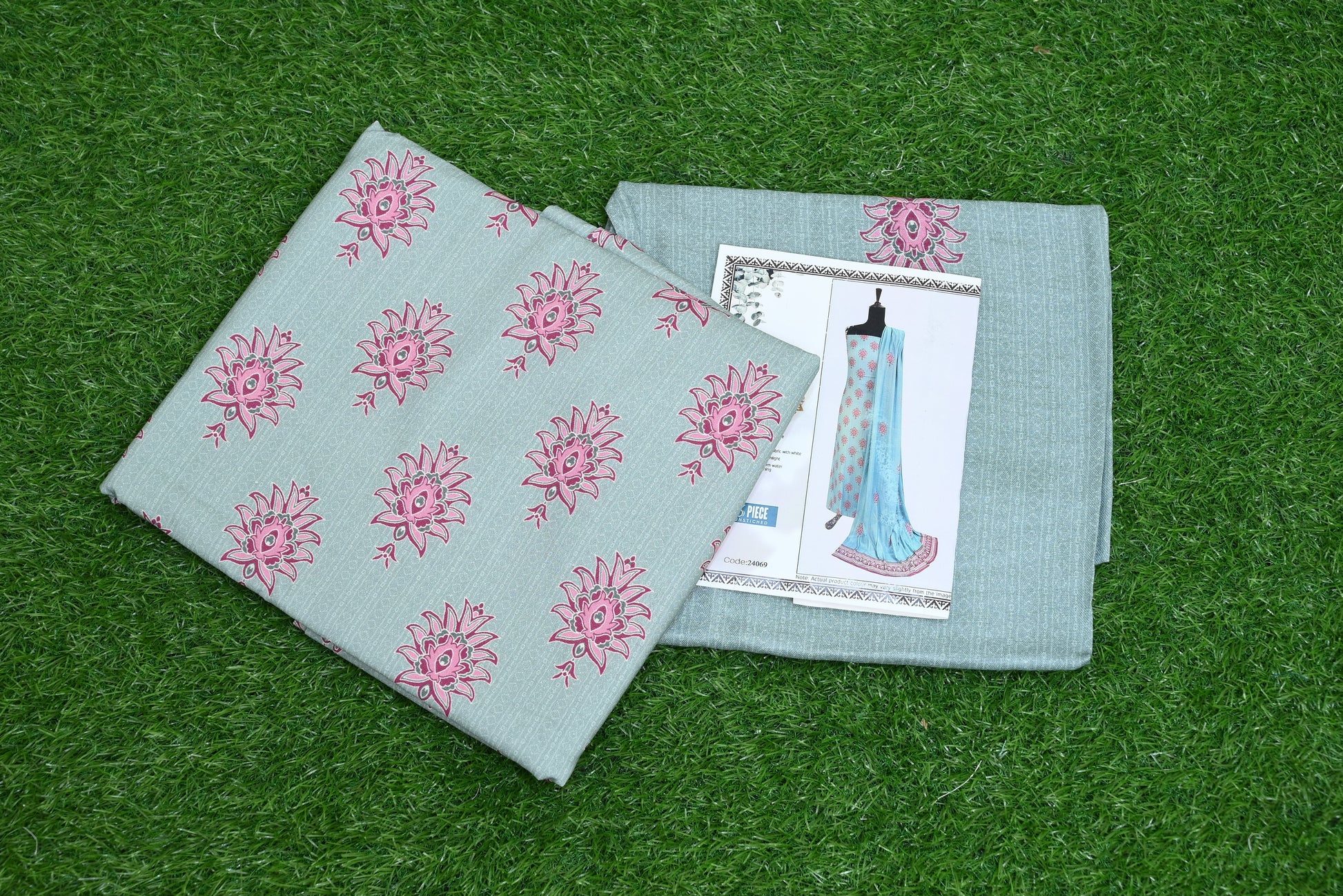 5509-Unstitched 3-Piece Premium Model Suit – Printed Shirt, Shawl & Trouser Set