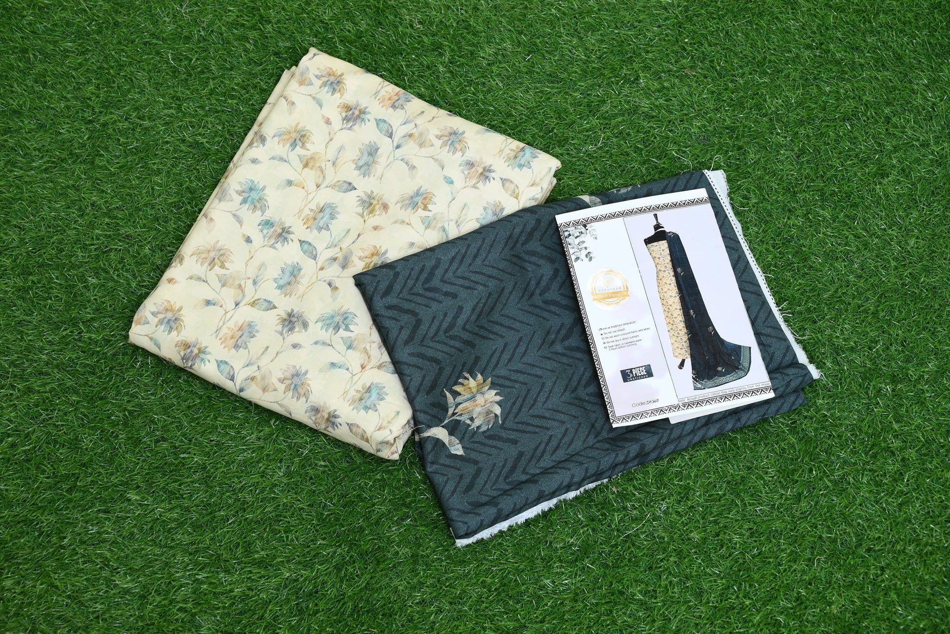 5509-Unstitched 3-Piece Premium Model Suit – Printed Shirt, Shawl & Trouser Set