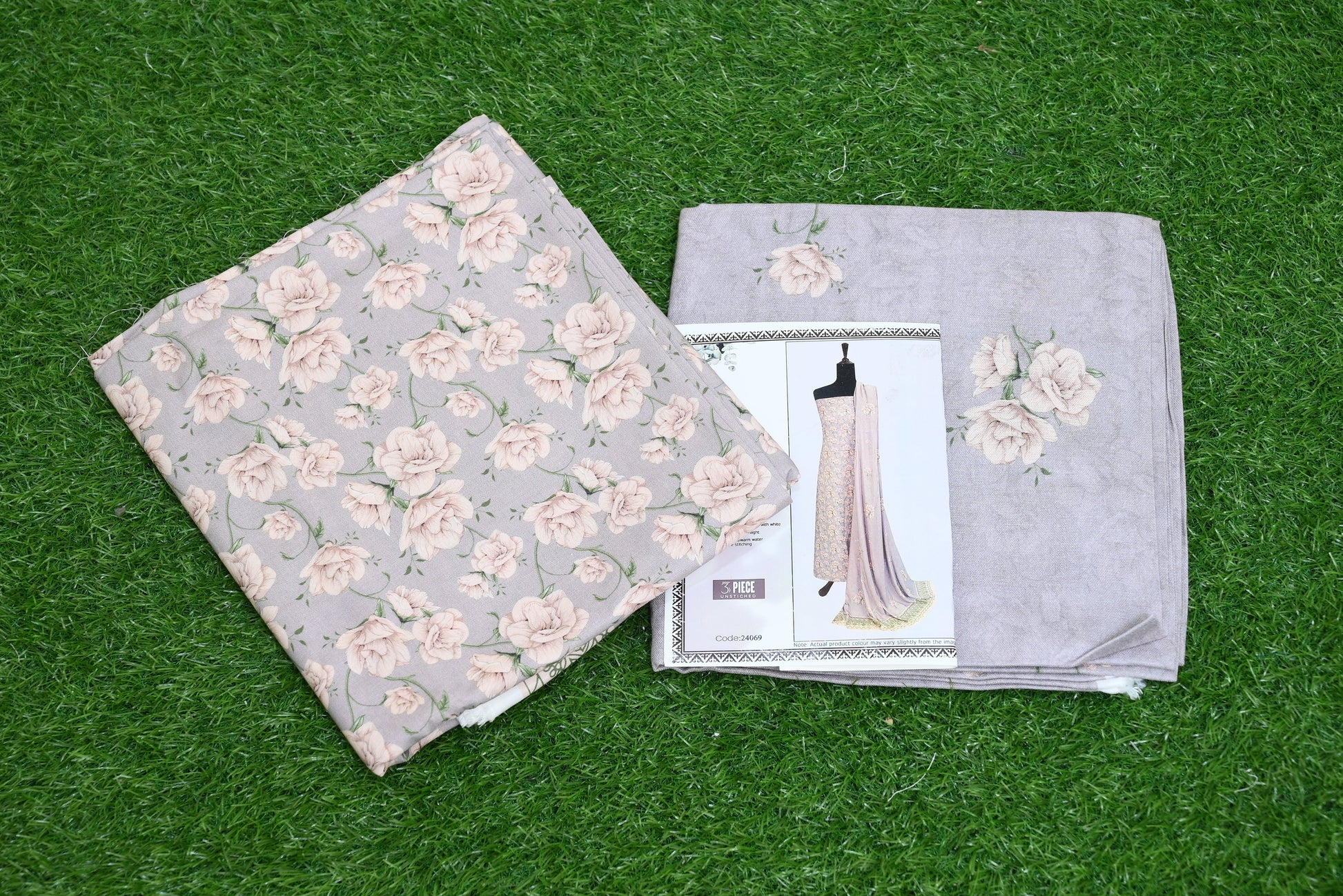 5509-Unstitched 3-Piece Premium Model Suit – Printed Shirt, Shawl & Trouser Set