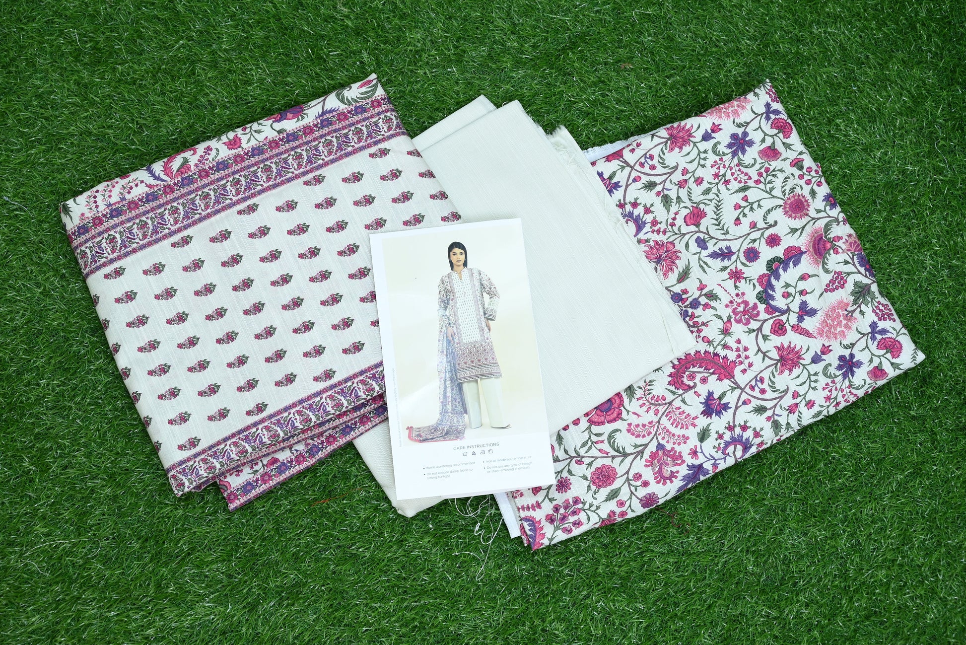 5513-3-Piece Unstitched Premium Khaddar Suit – Printed Shirt, Contrast Dupatta & Dyed Trouser