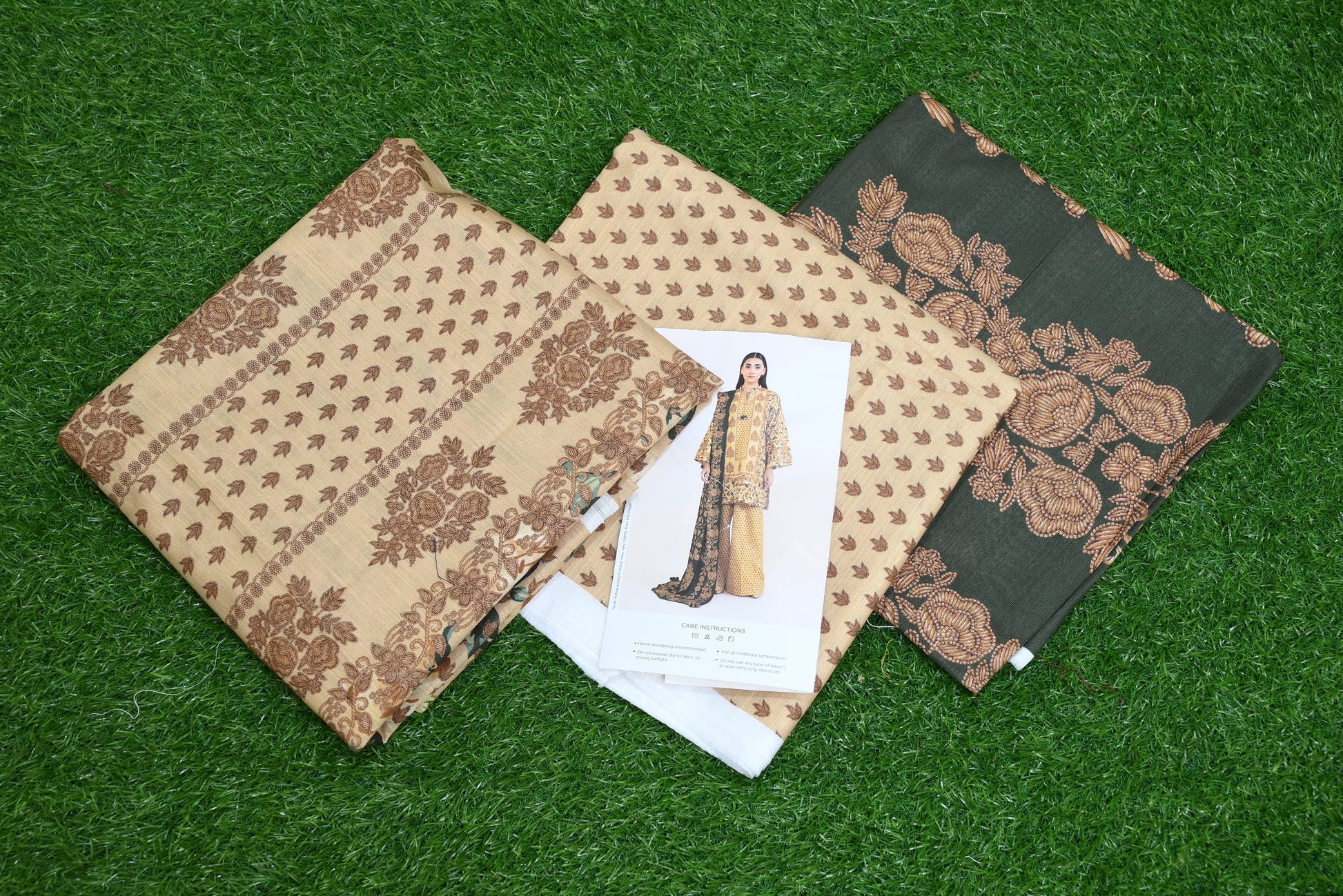 5513-3-Piece Unstitched Premium Khaddar Suit – Printed Shirt, Contrast Dupatta & Dyed Trouser