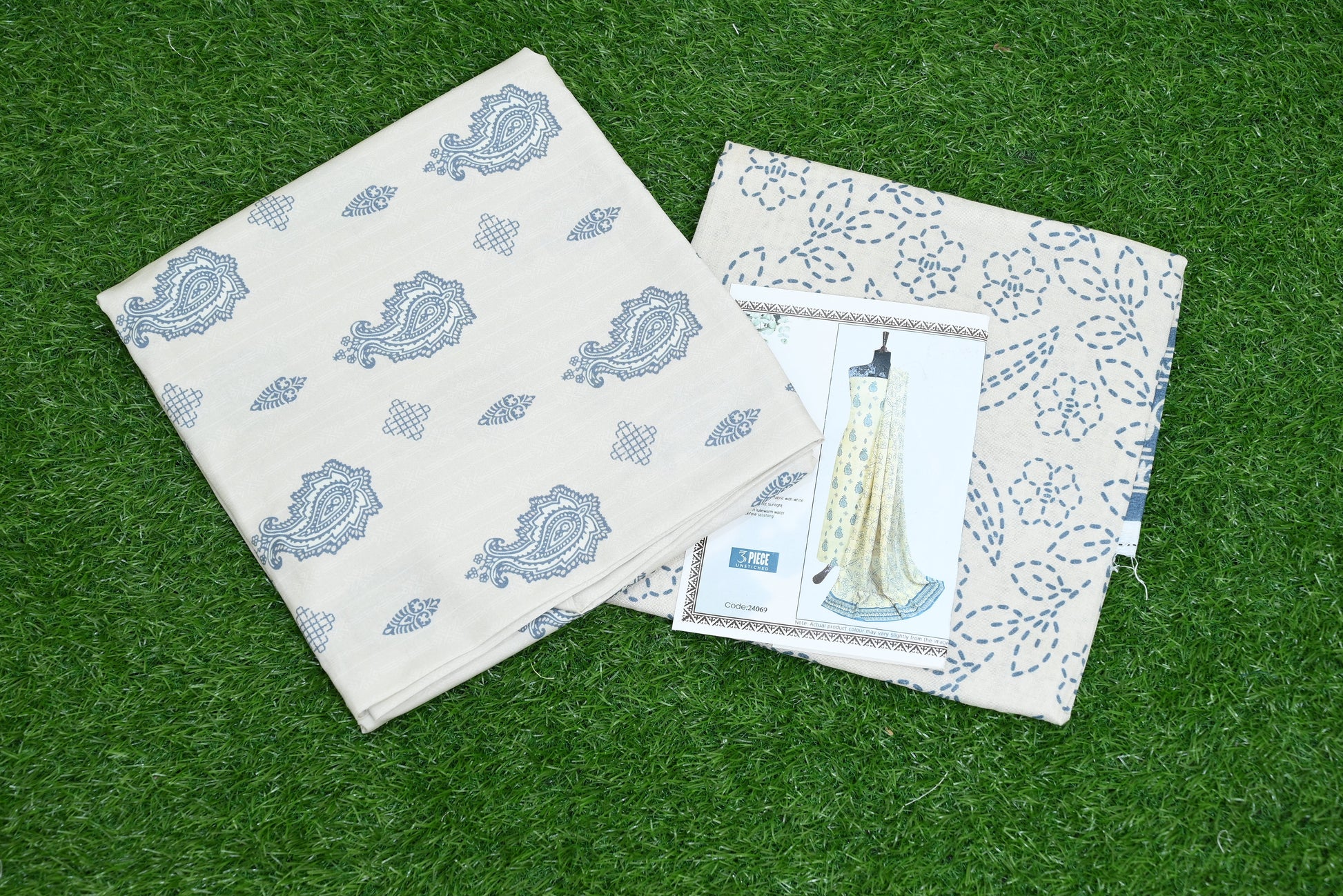 5509-Unstitched 3-Piece Premium Model Suit – Printed Shirt, Shawl & Trouser Set