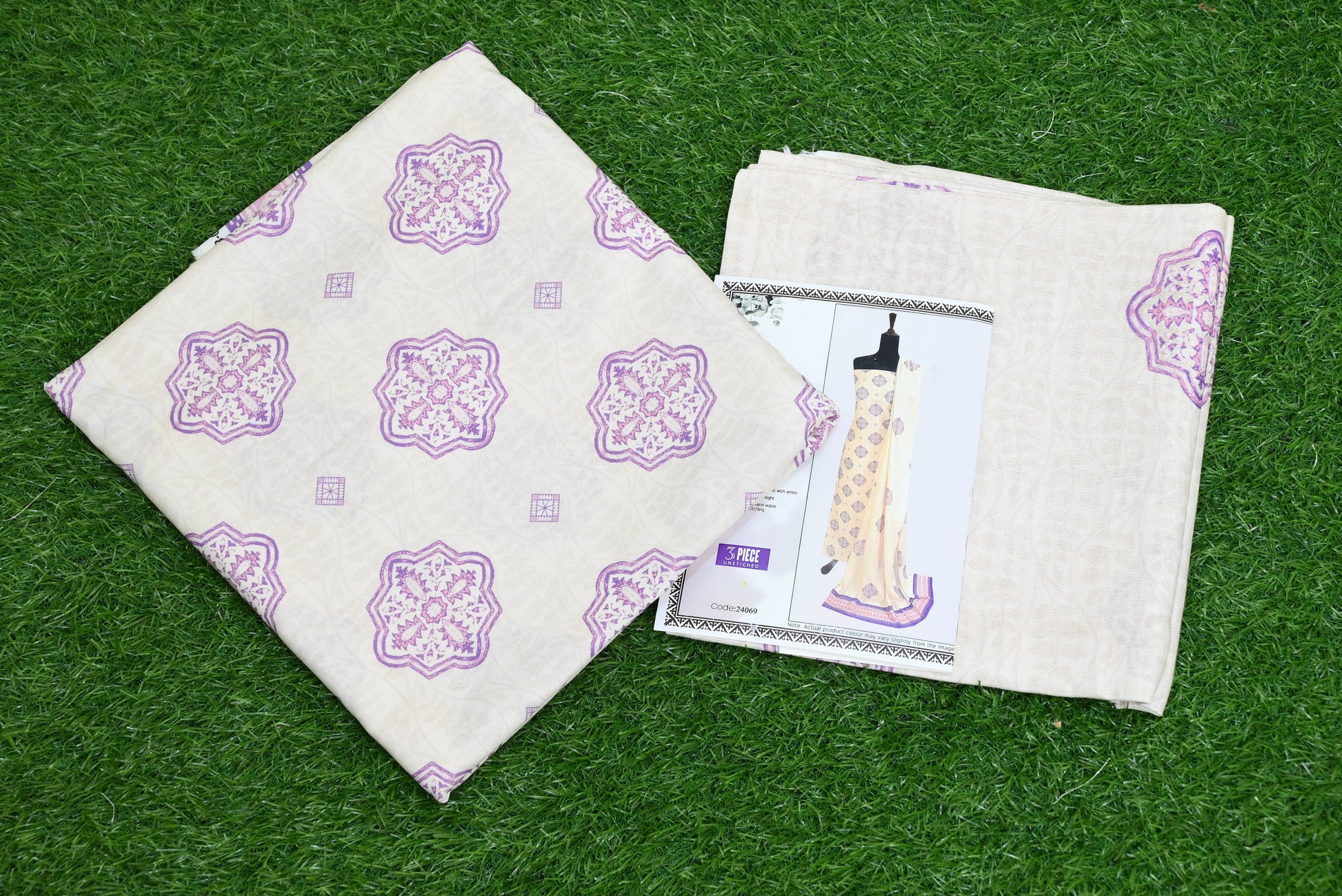 5509-Unstitched 3-Piece Premium Model Suit – Printed Shirt, Shawl & Trouser Set