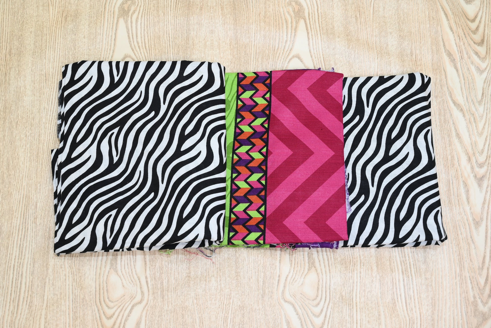 5504-Unstitched 3-Piece Premium Khaddar Suit – 2.5M Printed Shirt, Dupatta & Trouser | Winter Collection