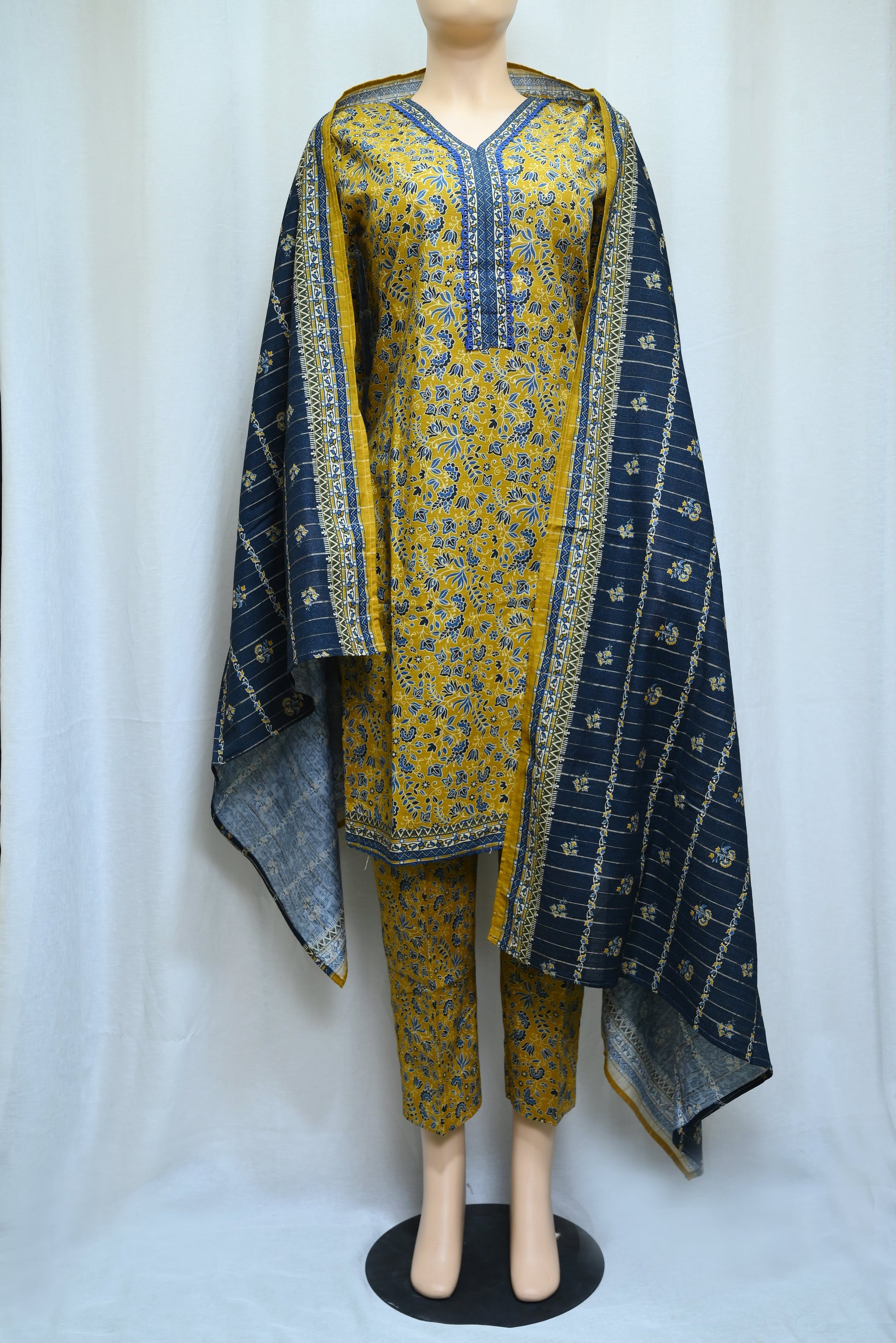 5067-3 Piece Khaddar Printed Suit – Chic & Comfortable Winter Wear for Women