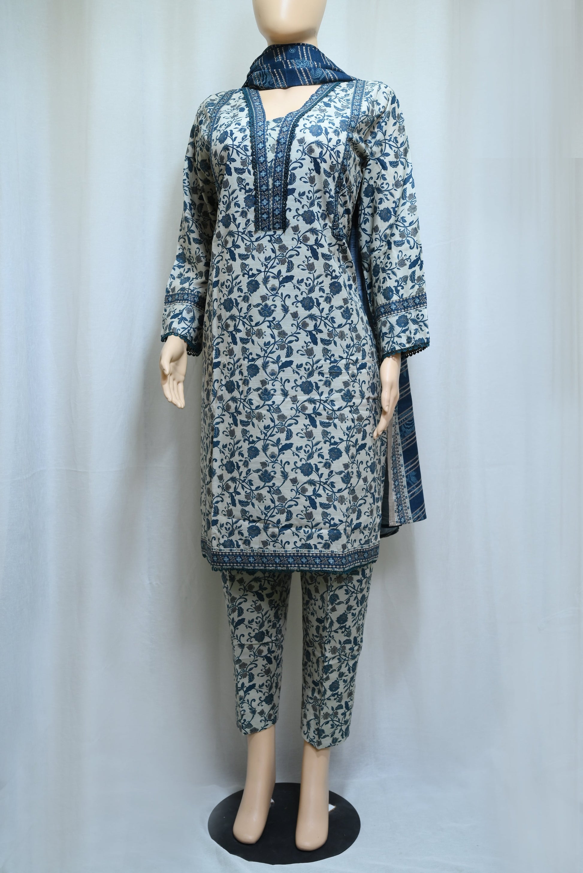 5067-3 Piece Khaddar Printed Suit – Chic & Comfortable Winter Wear for Women