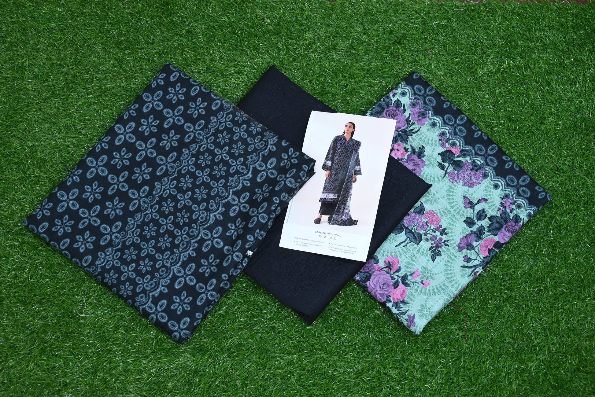 5513-3-Piece Unstitched Premium Khaddar Suit – Printed Shirt, Contrast Dupatta & Dyed Trouser