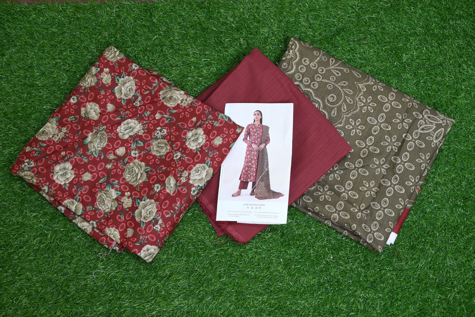 5513-3-Piece Unstitched Premium Khaddar Suit – Printed Shirt, Contrast Dupatta & Dyed Trouser