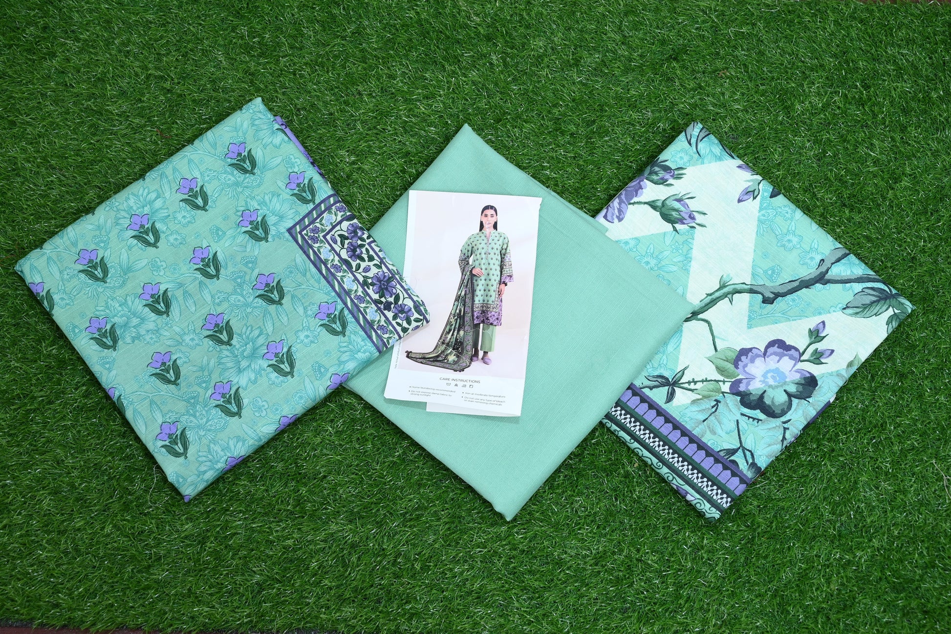 5513-3-Piece Unstitched Premium Khaddar Suit – Printed Shirt, Contrast Dupatta & Dyed Trouser